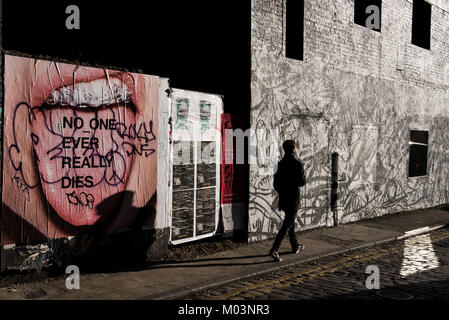 Vista generale di un East London street, UK. Questa immagine mostra modrn alloggiamento con alcuni graffiti adiacente Foto Stock