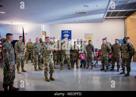 Col. Timothy Bosetti, trentesimo Medical comandante di brigata, accoglie i soldati della 254th Medical distacco dal retro dell'unità 9 mesi di distribuzione a comando centrale area di responsabilità, gen. 11 a Ramstein Air Base a Kaiserslautern, in Germania. Foto Stock