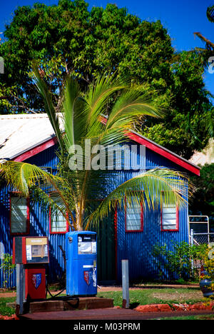 In disuso bowsers carburante nella strada principale di Normanton, Queensland, Australia Foto Stock