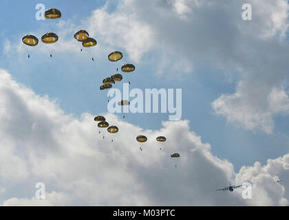 Paracadutisti da più paesi di saltare da una C-130J assegnato a Little Rock Air Force Base, arca. sett. 14, 2017, a Eindhoven Air Base, Paesi Bassi. Gli equipaggi degli aeromobili da 62o airlift Squadron condotto una personale in caduta Ginkelse Heide, zona di trascinamento utilizzato durante l'operazione Market Garden nel 1944. (U.S. Air Force Foto Stock