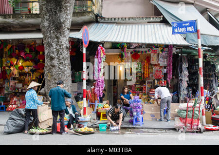 Hanoi, Vietnam - Novembre 5,2017 : locale vita quotidiana della strada ad Hanoi, Vietnam. Le persone possono vedere occupato sul proprio lavoro. Foto Stock