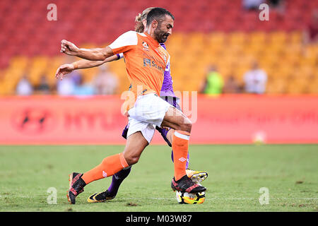 Brisbane, Queensland, Australia. 18 gennaio, 2018. Fahid Ben Khalfallah del rombo (#14, arancione) e Giuseppe mulini della gloria (#16) competere per la palla durante il round diciassette Hyundai un-League match tra il ruggito di Brisbane e Perth gloria presso lo Stadio Suncorp on gennaio 18, 2018 a Brisbane, Australia. Credito: Albert Perez/ZUMA filo/Alamy Live News Foto Stock