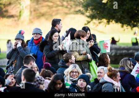 Il Castello di Cardiff, Regno Unito. 18 gennaio, 2018. . La folla si riuniscono per vedere l'arrivo del principe Harry e Meghan Markle al Castello di Cardiff come parte del loro tour del Regno Unito, Cardiff, Credito: Shaun Jones/Alamy Live News Foto Stock