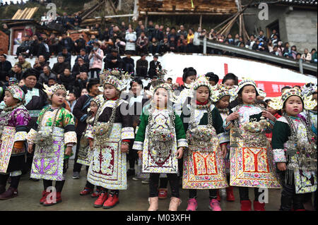 Rongjiang, della Cina di Guizhou. 18 gennaio, 2018. Bambini visualizza performance durante una fiera della musica folk per celebrare il tradizionale nuovo anno festival di Dong gruppo etnico in Rongjiang County, a sud-ovest della Cina di Guizhou, Gennaio 18, 2018. Credit: Iam Tianfang/Xinhua/Alamy Live News Foto Stock