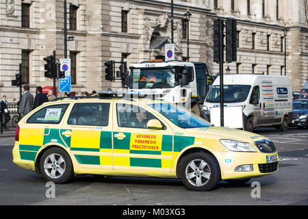 Londra, Regno Unito. 18 gennaio, 2018. Una Skoda Octavia 4WD Risposta rapida veicolo portante un advanced paramedico medico risponde ad una chiamata di emergenza in piazza del Parlamento. È stato annunciato oggi che più di 100.000 pazienti NHS questo inverno aspettato in una ambulanza per almeno trenta minuti a causa di un&e il sovraffollamento. Credito: Mark Kerrison/Alamy Live News Foto Stock