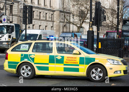 Londra, Regno Unito. 18 gennaio, 2018. Una Skoda Octavia 4WD Risposta rapida veicolo portante un advanced paramedico medico risponde ad una chiamata di emergenza in piazza del Parlamento. È stato annunciato oggi che più di 100.000 pazienti NHS questo inverno aspettato in una ambulanza per almeno trenta minuti a causa di un&e il sovraffollamento. Credito: Mark Kerrison/Alamy Live News Foto Stock