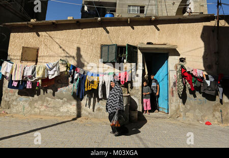 La città di Gaza, Striscia di Gaza, Territori palestinesi. 18 gennaio, 2018. Una donna Palestinese passeggiate in strada di al-Shati Refugee Camp di Gaza City il 18 gennaio 2018 Credit: Ashraf Amra/immagini APA/ZUMA filo/Alamy Live News Foto Stock