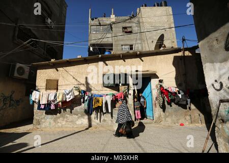 La città di Gaza, Striscia di Gaza, Territori palestinesi. 18 gennaio, 2018. Una donna Palestinese passeggiate in strada di al-Shati Refugee Camp di Gaza City il 18 gennaio 2018 Credit: Ashraf Amra/immagini APA/ZUMA filo/Alamy Live News Foto Stock