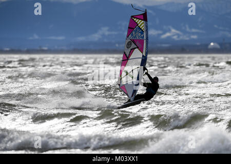 Herrsching, Germania. 18 gennaio, 2018. Surfers può essere visto sul lago Ammersee come la tempesta 'Friederike' infuria in tutta la Germania, in Herrsching, Germania, 18 gennaio 2018. Credito: Felix Hörhager/dpa/Alamy Live News Foto Stock