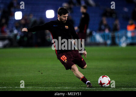 Il 17 gennaio 2018, Cornella-El Prat, Cornella de Llobregat, Barcellona, Spagna; Copa del Rey, quarti di finale, prima gamba, Espanyol rispetto a Barcellona; Leo Messi calci la palla durante il riscaldamento Foto Stock