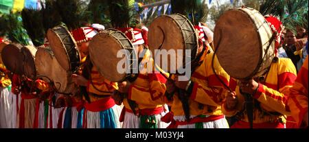 Kathmandu. 18 gennaio, 2018. Persone provenienti da comunità Tamang eseguire durante la celebrazione di Sonam Lhosar festival in Kathmandu, Nepal, Gennaio 18, 2018. Sonam Lhosar è osservato come il nuovo anno lunare dai Tamang comunità etnico gruppo di indigeni che vivono in Nepal. Credito: Xinhua/Alamy Live News Foto Stock