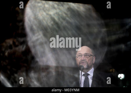 Berlino, Germania. 18 gennaio, 2018. Martin Schulz, leader tedesco del partito Social Democratico, colloqui nel corso di una conferenza stampa presso la sede centrale del DOCUP (Willy-Brandt-Haus) di Berlino, Germania, 18 gennaio 2018. I Socialdemocratici stanno discutendo la possibilità di formare un governo con i cristiano-democratici durante una festa speciale conferenza. Credito: Michael Kappeler/dpa/Alamy Live News Foto Stock