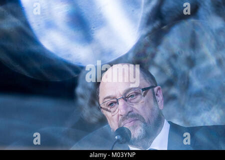 Berlino, Germania. 18 gennaio, 2018. Martin Schulz, leader tedesco del partito Social Democratico, colloqui nel corso di una conferenza stampa presso la sede centrale del DOCUP (Willy-Brandt-Haus) di Berlino, Germania, 18 gennaio 2018. I Socialdemocratici stanno discutendo la possibilità di formare un governo con i cristiano-democratici durante una festa speciale conferenza. Credito: Michael Kappeler/dpa/Alamy Live News Foto Stock