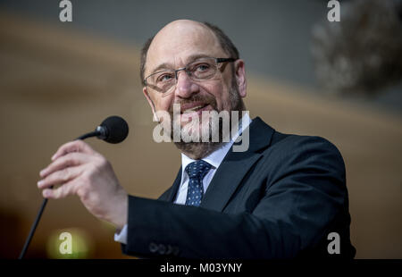 Berlino, Germania. 18 gennaio, 2018. Martin Schulz, leader tedesco del partito Social Democratico, colloqui nel corso di una conferenza stampa presso la sede centrale del DOCUP (Willy-Brandt-Haus) di Berlino, Germania, 18 gennaio 2018. I Socialdemocratici stanno discutendo la possibilità di formare un governo con i cristiano-democratici durante una festa speciale conferenza. Credito: Michael Kappeler/dpa/Alamy Live News Foto Stock