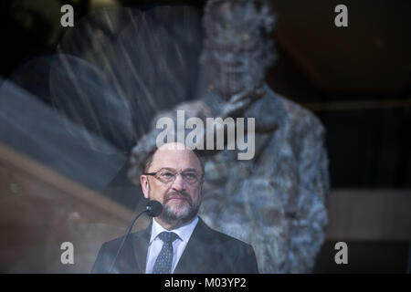 Berlino, Germania. 18 gennaio, 2018. Martin Schulz, leader tedesco del partito Social Democratico, colloqui nel corso di una conferenza stampa presso la sede centrale del DOCUP (Willy-Brandt-Haus) di Berlino, Germania, 18 gennaio 2018. I Socialdemocratici stanno discutendo la possibilità di formare un governo con i cristiano-democratici durante una festa speciale conferenza. Credito: Michael Kappeler/dpa/Alamy Live News Foto Stock