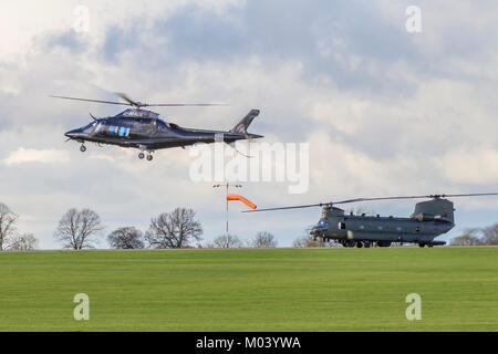 Sywell, Northamptonshire, Regno Unito 18 gennaio 2018. Un elicottero Chinook terre per fare rifornimento al Sywell Aerodrome questo pomeriggio, si tratta di una rara visita all'aeroporto. Credito: Keith J Smith./Alamy Live News Foto Stock