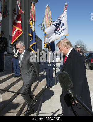 Washington, Distretto di Columbia, Stati Uniti d'America. 18 gennaio, 2018. Il Presidente degli Stati Uniti, Trump, accompagnato da il Segretario alla difesa degli Stati Uniti Jim Mattis, sinistra, passeggiate su per i gradini contro il Pentagono dopo aver effettuato una dichiarazione in Washington, DC il giovedì, 18 gennaio 2018.Credit: Ron Sachs/Piscina via CNP Credito: Ron Sachs/CNP/ZUMA filo/Alamy Live News Foto Stock