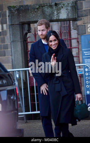 Cardiff, Regno Unito. 18 gennaio, 2018. Il Castello di Cardiff, Cardiff. 18/01/10. Sua Altezza Reale il principe Henry del Galles e Meghan Markle lasciando il Castello di Cardiff. Fotografia Credito: Betania Shorey/Alamy Live News Foto Stock