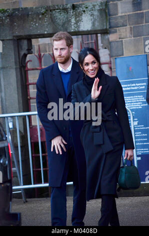 Cardiff, Regno Unito. 18 gennaio, 2018. Il Castello di Cardiff, Cardiff. 18/01/10. Sua Altezza Reale il principe Henry del Galles e Meghan Markle lasciando il Castello di Cardiff. Fotografia Credito: Betania Shorey/Alamy Live News Foto Stock