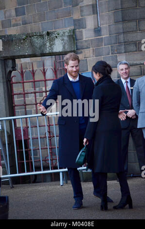 Cardiff, Regno Unito. 18 gennaio, 2018. Il Castello di Cardiff, Cardiff. 18/01/10. Sua Altezza Reale il principe Henry del Galles e Meghan Markle lasciando il Castello di Cardiff. Fotografia Credito: Betania Shorey/Alamy Live News Foto Stock