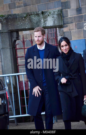 Cardiff, Regno Unito. 18 gennaio, 2018. Il Castello di Cardiff, Cardiff. 18/01/10. Sua Altezza Reale il principe Henry del Galles e Meghan Markle lasciando il Castello di Cardiff. Fotografia Credito: Betania Shorey/Alamy Live News Foto Stock