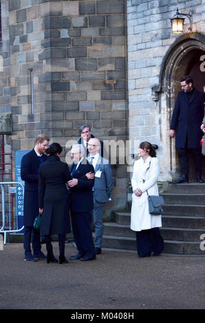 Cardiff, Regno Unito. 18 gennaio, 2018. Il Castello di Cardiff, Cardiff. 18/01/10. Sua Altezza Reale il principe Henry del Galles e Meghan Markle lasciando il Castello di Cardiff. Fotografia Credito: Betania Shorey/Alamy Live News Foto Stock