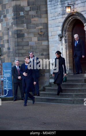 Cardiff, Regno Unito. 18 gennaio, 2018. Il Castello di Cardiff, Cardiff. 18/01/10. Sua Altezza Reale il principe Henry del Galles e Meghan Markle lasciando il Castello di Cardiff. Fotografia Credito: Betania Shorey/Alamy Live News Foto Stock