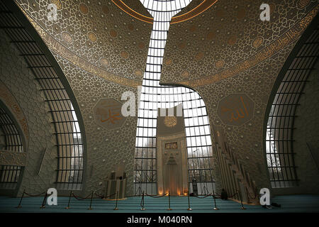 Colonia, Germania. Xi gen, 2018. Una vista interna della sala di preghiera della moschea Centrale, sede dell'ombrello associazione di moschee in Germania, turco-islamica europea per la pratica della religione (Ditib) a Colonia, Germania, 11 gennaio 2018. Credito: Oliver Berg/dpa/Alamy Live News Foto Stock