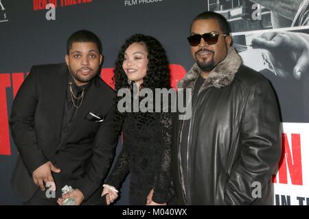 Los Angeles, CA, Stati Uniti d'America. Xvii gen, 2018. O'Shea Jackson Jr., Kimberly Woodruff, Hoscea Jackson, Ice Cube presso gli arrivi per la spelonca di ladri Premiere, L.A. Live Regal Cinemas, Los Angeles, CA 17 Gennaio, 2018. Credito: Priscilla concedere/Everett raccolta/Alamy Live News Foto Stock