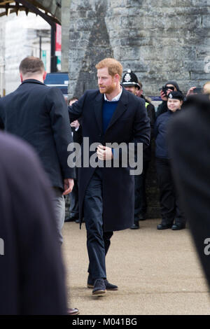 Il Castello di Cardiff, Castle Street, Cardiff, Regno Unito. 18/01/18. Il principe Harry saluto ventole al Castello di Cardiff. La folla al di fuori del Castello di Cardiff per vedere S.A.R. il principe Henry del Galles ( il principe Harry) e attrice americana Meghan Markle sul loro primo Royal visita a Cardiff insieme prima del loro matrimonio in maggio. Credito: Jennifer Dobie/Alamy Live News Foto Stock