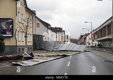 Francoforte, Germania. 18 gennaio, 2018. Foto scattata a gennaio 18, 2018 mostra tetti crollati su una strada in Menden, Germania, a gennaio 18, 2018. Tempesta 'Friederike' portato potenti venti, heavy rain, e la caduta di neve ad alcune parti della Repubblica federale di Germania il giovedì, provocando almeno tre incidenti mortali e gravi danni alle linee ferroviarie. Credito: Joachim Bywaletz/Xinhua/Alamy Live News Foto Stock