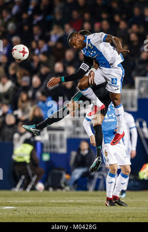 Claudio Beauvue Leganes (FC) combatte per il controllo di palla Daniel Carvajal (Real Madrid), 4 Copa del Rey match tra Leganes FC vs Real Madrid al Municipal de Butarque stadium in Madrid, Spagna, 18 gennaio 2018. Credito: Gtres Información más Comuniación on line, S.L./Alamy Live News Foto Stock