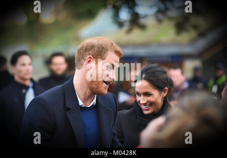 Cardiff, Galles, UK. 18 gennaio 2018. Harry e Meghan salutare ben wishers a Cardiff il castello storico nella loro prima visita ufficiale in Galles.Picture credit: IAN HOMER/ Alamy Live News Foto Stock