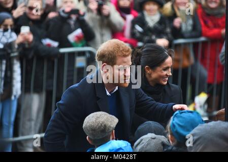 Cardiff, Galles, UK. 18 gennaio 2018. Harry e Meghan salutare ben wishers a Cardiff il castello storico nella loro prima visita ufficiale in Galles.Picture credit: IAN HOMER/ Alamy Live News Foto Stock