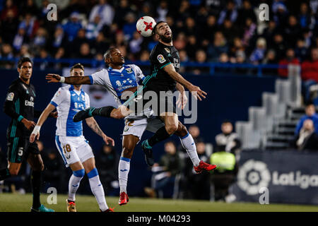 Claudio Beauvue Leganes (FC) combatte per il controllo di palla Daniel Carvajal (Real Madrid), 4 Copa del Rey match tra Leganes FC vs Real Madrid al Municipal de Butarque stadium in Madrid, Spagna, 18 gennaio 2018. Credito: Gtres Información más Comuniación on line, S.L./Alamy Live News Foto Stock