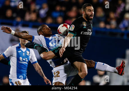 Claudio Beauvue Leganes (FC) combatte per il controllo di palla Daniel Carvajal (Real Madrid), 4 Copa del Rey match tra Leganes FC vs Real Madrid al Municipal de Butarque stadium in Madrid, Spagna, 18 gennaio 2018. Credito: Gtres Información más Comuniación on line, S.L./Alamy Live News Foto Stock