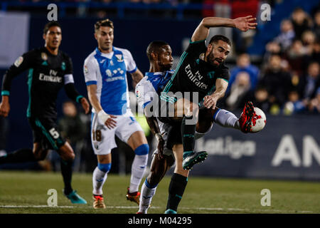 Claudio Beauvue Leganes (FC) combatte per il controllo di palla Daniel Carvajal (Real Madrid), 4 Copa del Rey match tra Leganes FC vs Real Madrid al Municipal de Butarque stadium in Madrid, Spagna, 18 gennaio 2018. Credito: Gtres Información más Comuniación on line, S.L./Alamy Live News Foto Stock