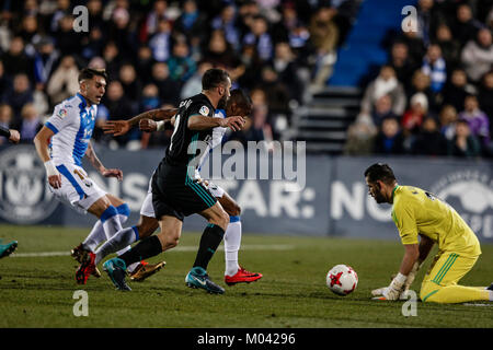 Francisco Casilla (Real Madrid) combatte per il controllo di palla Claudio Beauvue Leganes (FC), 4Daniel Carvajal (Real Madrid), 4 Copa del Rey match tra Leganes FC vs Real Madrid al Municipal de Butarque stadium in Madrid, Spagna, 18 gennaio 2018. Credito: Gtres Información más Comuniación on line, S.L./Alamy Live News Foto Stock