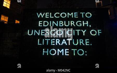 Edimburgo, Scozia, Regno Unito. 18 gennaio 2018. La breve storia di Val McDermid "Resurrezione di Capodanno" celebra il patrimonio letterario di Edimburgo. Commissionato e presentato dall'Hogmanay di Edimburgo e dall'Edinburgh International Book Festival, in collaborazione con la City of Literature Trust di Edimburgo, UNESCO. Prodotto da sottobosco. Proiezioni per Double Take Productions. Il cimitero di Greyfriar, la fine della storia, con parole illuminate Foto Stock