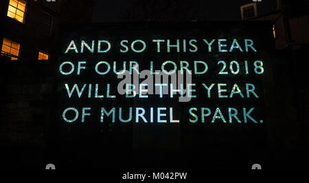 Edimburgo, Scozia, Regno Unito. 18 gennaio 2018. La breve storia di Val McDermid "Resurrezione di Capodanno" celebra il patrimonio letterario di Edimburgo. Commissionato e presentato dall'Hogmanay di Edimburgo e dall'Edinburgh International Book Festival, in collaborazione con la City of Literature Trust di Edimburgo, UNESCO. Prodotto da sottobosco. Proiezioni per Double Take Productions. Il cimitero di Greyfriar, la fine della storia, con parole illuminate Foto Stock