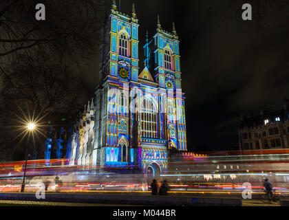 Londra, Regno Unito. 18 gennaio 2018. Lumiere London 2018 festival delle luci. La luce dello Spirito Capitolo 2 da Patrice Warrener (Francia) è proiettato su Westminster Abbey, illuminando il fronte ovest della Abbazia di dettagli scultorei nel suo caratteristico stile policromatico. Lumiere London è un festival di luce che presenta una matrice di arte pubblica lavoro e installazioni di luce tutta la capitale. Credito: Imageplotter News e sport/Alamy Live News Foto Stock