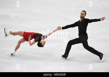 Mosca, Russia. 18 gennaio, 2018. Ksenia Stolbova (L) e Fedor Klimov della Russia eseguire durante le coppie pattinaggio di libera concorrenza dell'ISU Europei di Pattinaggio di figura i campionati a Mosca, in Russia, a gennaio 18, 2018. Credito: Evgeny Sinitsyn/Xinhua/Alamy Live News Foto Stock