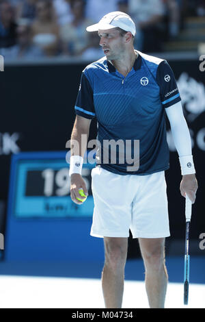Melbourne, Australia . 19 gennaio, 2018. Il lussemburghese giocatore di tennis Gilles Muller è in azione durante il suo terzo round match presso l'Australian Open vs spagnolo tennista Pablo Carreno Busta il Jan 19, 2018 in Mebourne, Australia. Credito: YAN LERVAL/AFLO/Alamy Live News Foto Stock