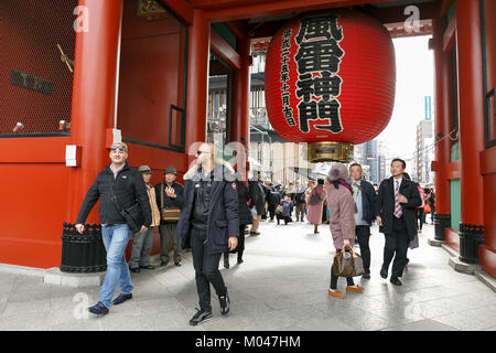 I turisti stranieri si riuniranno presso il tempio Sensoji di Asakusa district il 19 gennaio 2018, Tokyo, Giappone. La Japan Tourism Agency ha annunciato che la spesa da visitatori stranieri in Giappone nel 2017 rose 17,8% ad un nuovo record di ¥4.42 miliardi ($39,9 miliardi) principalmente come un risultato di un aumento della spesa da visitatori provenienti da altri paesi asiatici. L'Agenzia ha annunciato che un record 28.69 milioni di turisti si sono recati in visita in Giappone da oltreoceano nel 2017 e il governo giapponese ha fissato un obiettivo di attirare 40 milioni di turisti ogni anno dal 2020, anno della Tokyo Olimpiadi. (Foto di Rodrigo Reyes Marin/AFLO) Foto Stock