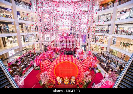 Kuala Lumpur, Malesia. Xix gen, 2018. La gente visita il decoro denominato 'Dream Giardino di prosperità' che è impostato per accogliere il prossimo nuovo anno lunare cinese presso il Padiglione centro commerciale di Kuala Lumpur in Malesia, Gennaio 19, 2018. Credito: Zhu Wei/Xinhua/Alamy Live News Foto Stock