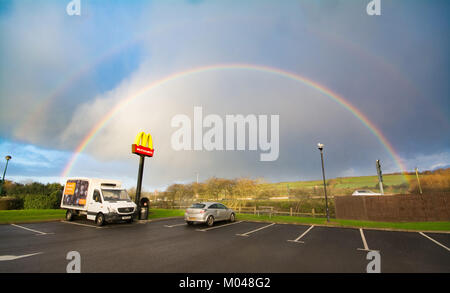 Un doppio arcobaleno oltre il segno Mcdonalds Foto Stock