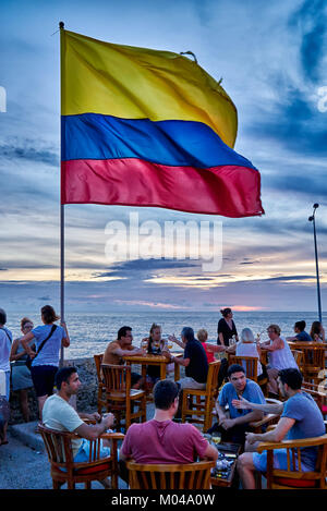 Sventola bandiera colombiana di nuovo Cielo di tramonto al Café del Mar, Cartagena de Indias Foto Stock