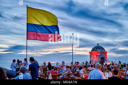 Sventola bandiera colombiana di nuovo Cielo di tramonto al Café del Mar, Cartagena de Indias Foto Stock