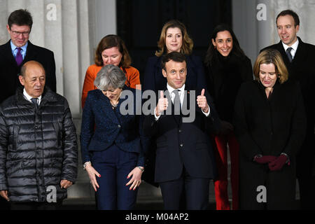 Il primo ministro Theresa Maggio (seconda a sinistra) e il presidente francese Emmanuel Macron (seconda a destra) prendere parte in una foto di famiglia all'accademia militare reale Sandhurst, DURANTE IL REGNO UNITO-Francia colloqui vertice. Foto Stock