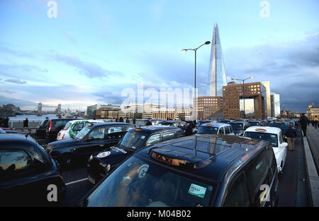 Black Cab Driver prendere parte a una manifestazione di protesta contro la TfL e Uber, sul Ponte di Londra. Foto Stock